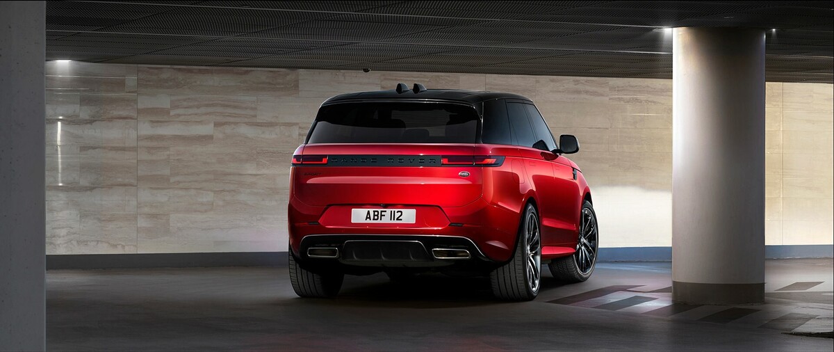 La iluminación sutil resalta la trasera del Range Rover Sport en un entorno de garaje subterráneo. La iluminación sutil resalta la trasera del Range Rover Sport en un entorno de garaje subterráneo.