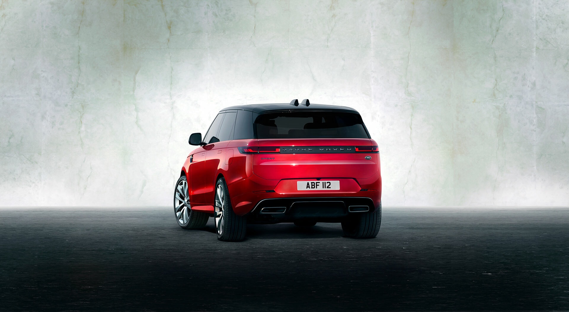 El diseño trasero del Range Rover Sport en color rojo ofrece una imagen refinada y deportiva.
