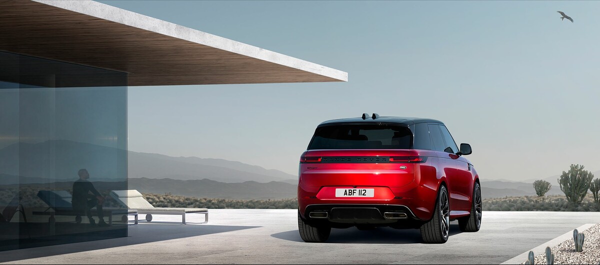 El Range Rover Sport demuestra su imponente presencia bajo una arquitectura contemporánea. El Range Rover Sport demuestra su imponente presencia bajo una arquitectura contemporánea.