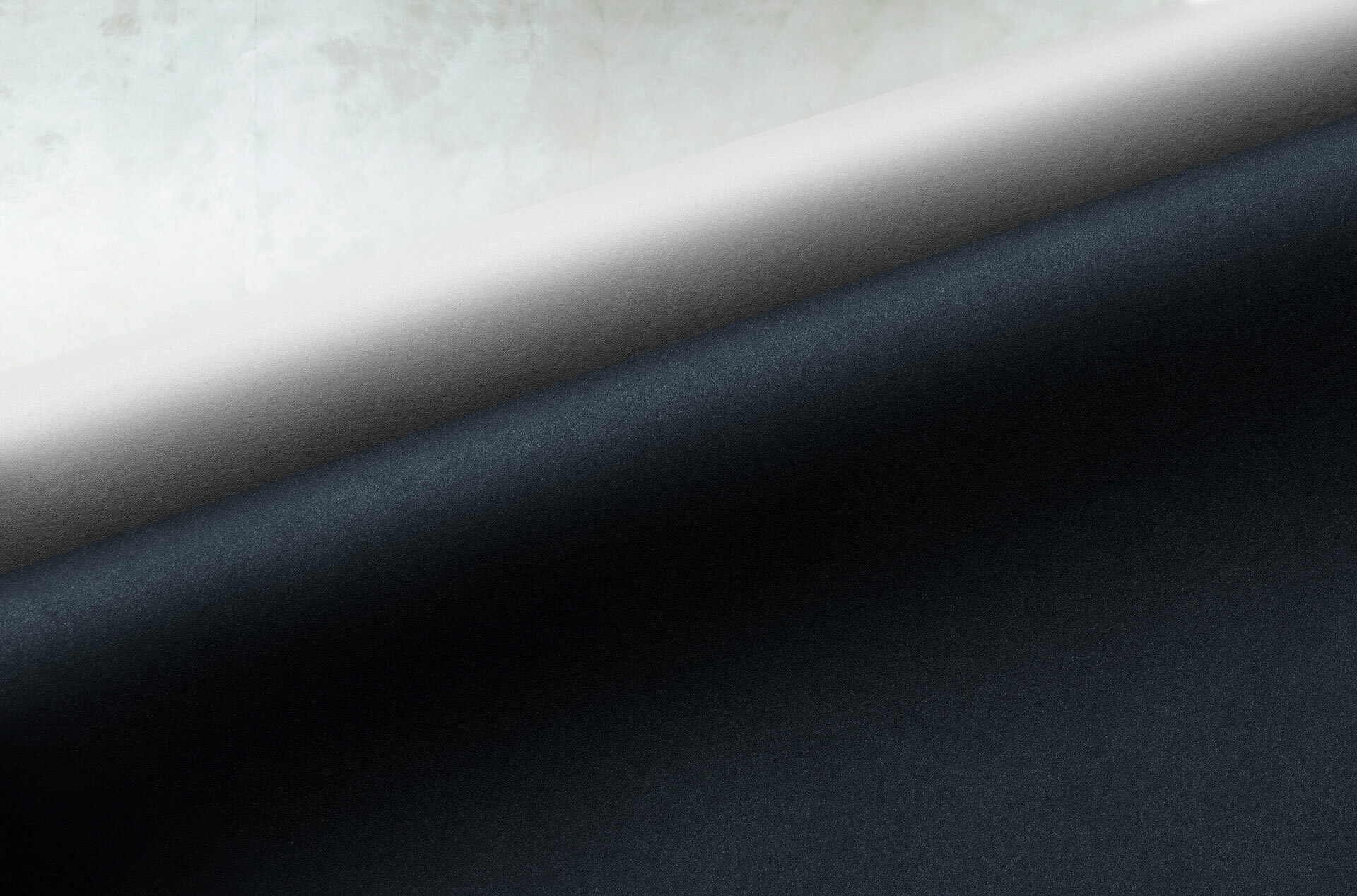 Primer plano de la textura y material del techo del coche.