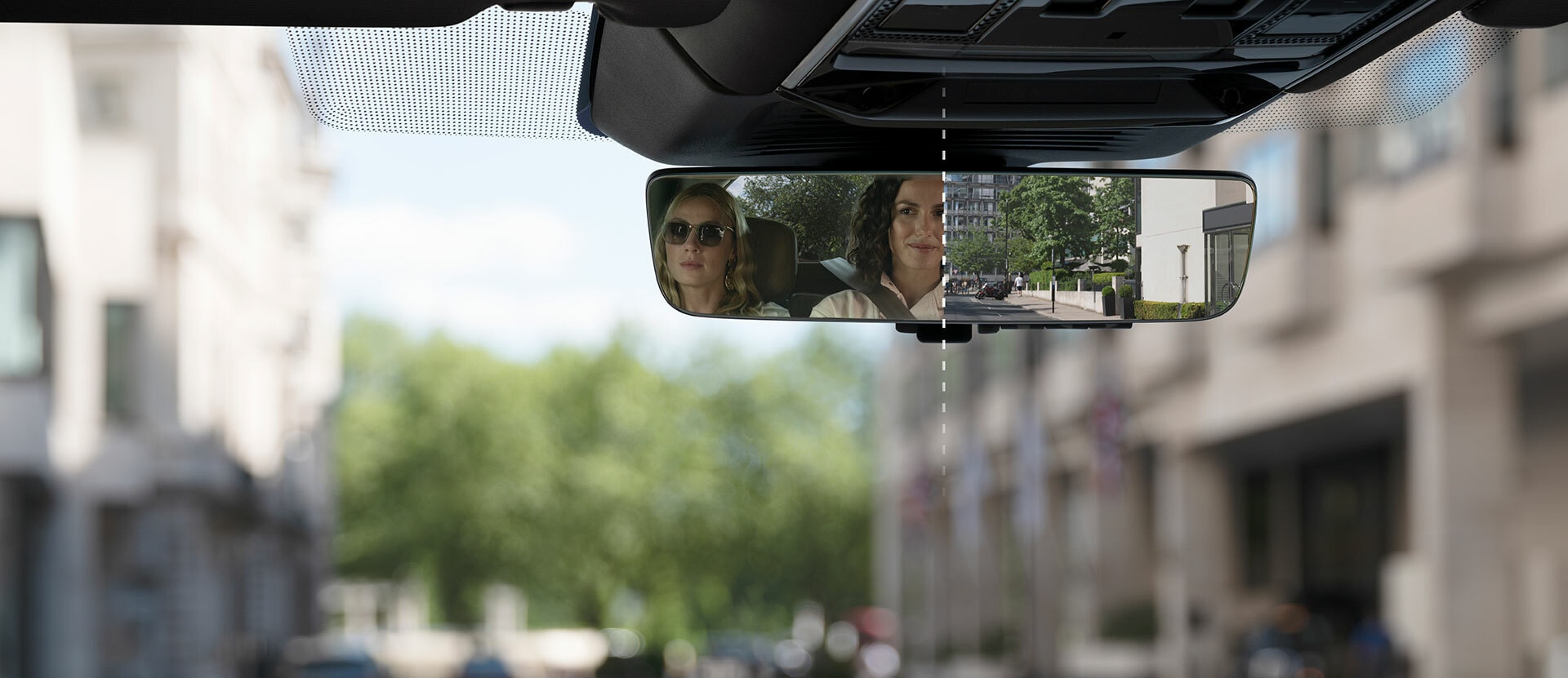 Visibilidad trasera a través del espejo retrovisor del Range Rover Sport.