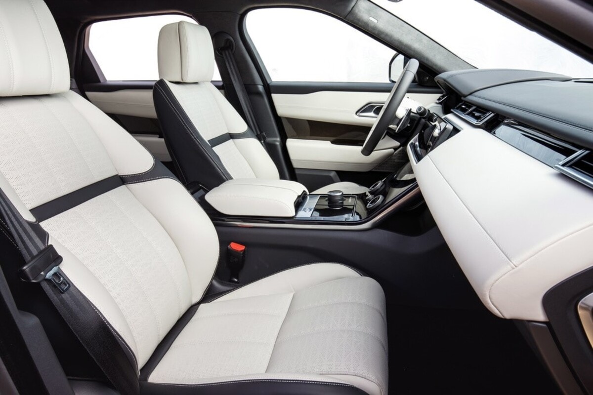 Asientos confortables con diseño ergonómico y elegante en el Range Rover Velar Híbrido. Asientos confortables con diseño ergonómico y elegante en el Range Rover Velar Híbrido.