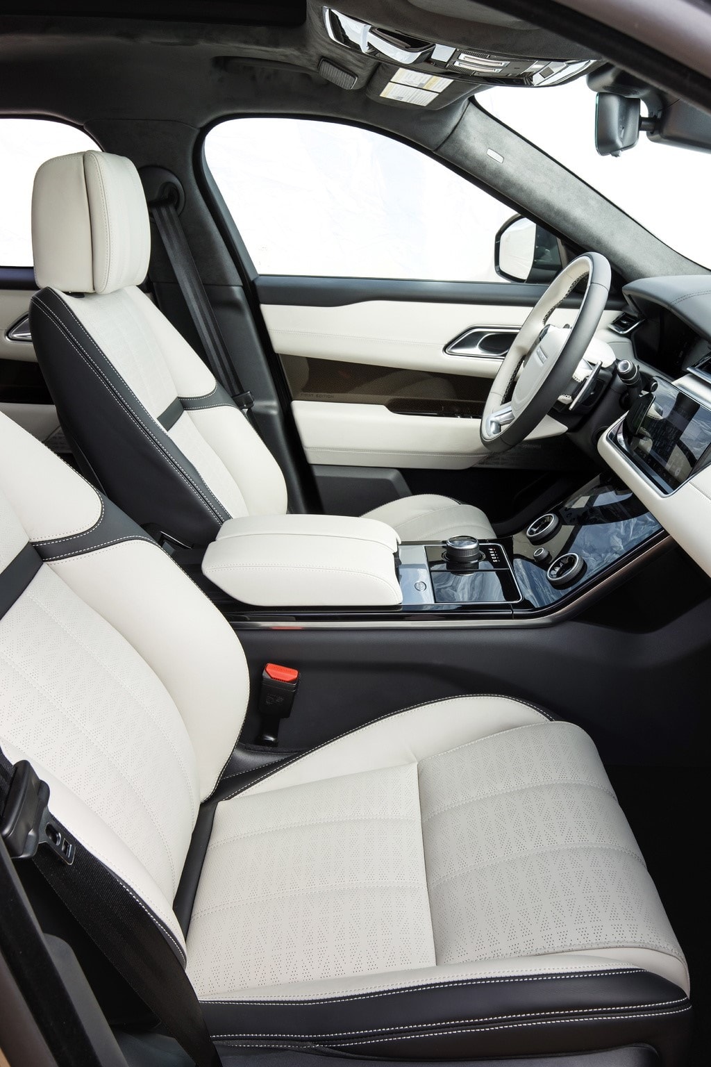 Asientos delanteros y techo panorámico que resaltan la amplitud y comodidad del Velar Híbrido.