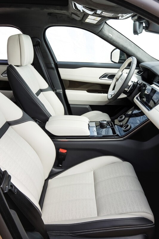 Asientos delanteros y techo panorámico que resaltan la amplitud y comodidad del Velar Híbrido. Asientos delanteros y techo panorámico que resaltan la amplitud y comodidad del Velar Híbrido.