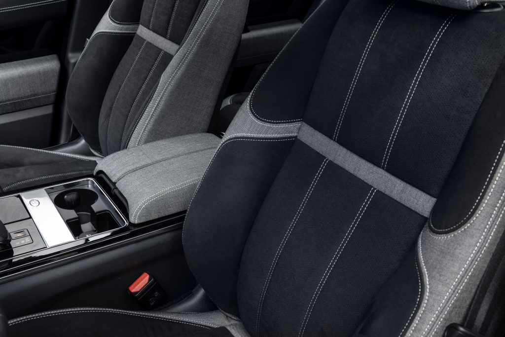 Asientos deportivos de alta calidad en el Range Rover Velar.