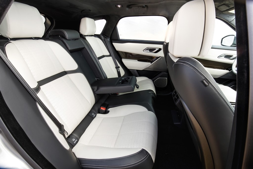 Asientos traseros demostrando espacio y comodidad para los pasajeros en el Range Rover Velar Híbrido.