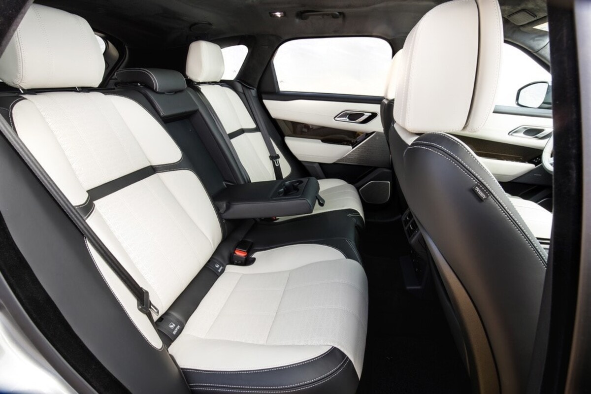 Asientos traseros demostrando espacio y comodidad para los pasajeros en el Range Rover Velar Híbrido. Asientos traseros demostrando espacio y comodidad para los pasajeros en el Range Rover Velar Híbrido.