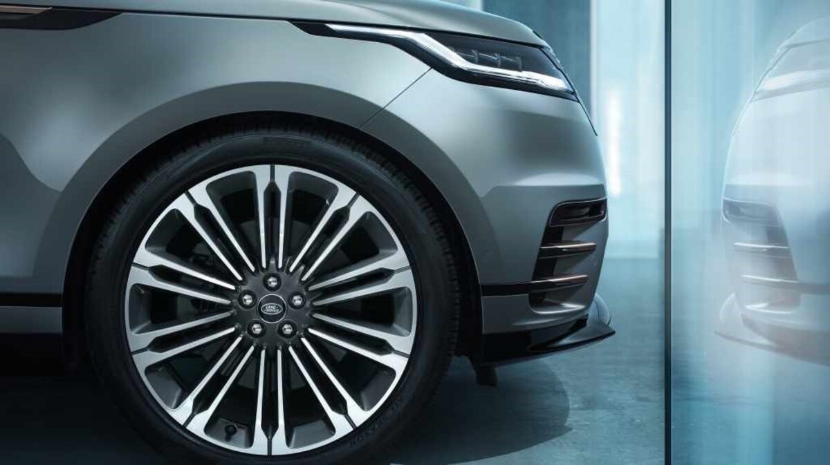 Primer plano de la llanta del Range Rover Velar, mostrando su diseño exclusivo. Primer plano de la llanta del Range Rover Velar, mostrando su diseño exclusivo.
