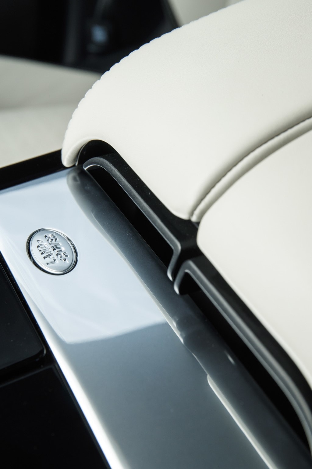 Detalle del emblema de Land Rover en el respaldo de los asientos del Range Rover Velar Híbrido.