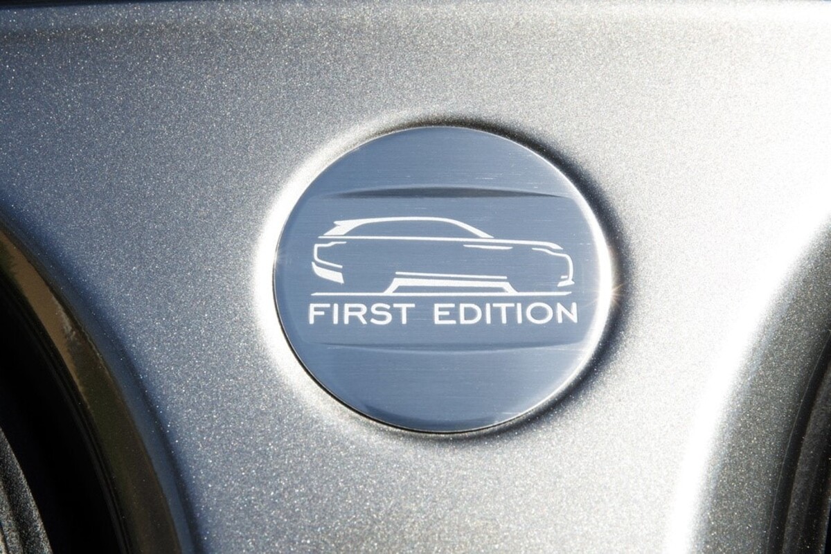 Placa distintiva de la 'First Edition' en el interior del Range Rover Velar Híbrido. Placa distintiva de la 'First Edition' en el interior del Range Rover Velar Híbrido.