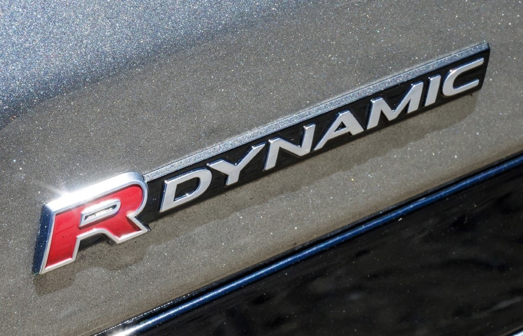 Detalle del emblema 'R-Dynamic' que denota una versión con mayor deportividad.