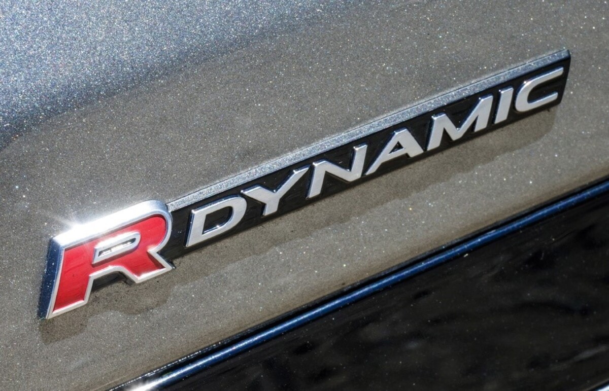 Detalle del emblema 'R-Dynamic' que denota una versión con mayor deportividad. Detalle del emblema 'R-Dynamic' que denota una versión con mayor deportividad.