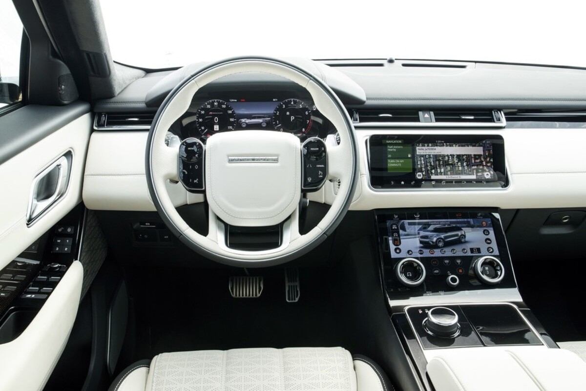 Vista del interior con acabados premium y amplio espacio en el Range Rover Velar Híbrido. Vista del interior con acabados premium y amplio espacio en el Range Rover Velar Híbrido.
