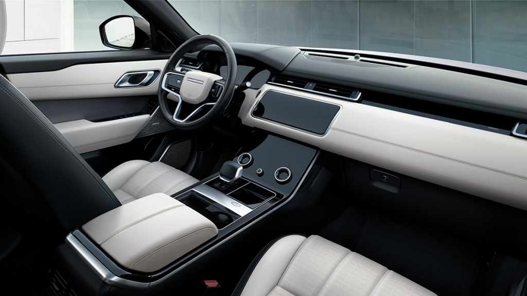Interior del Range Rover Velar, destacando su elegancia y acabados premium.