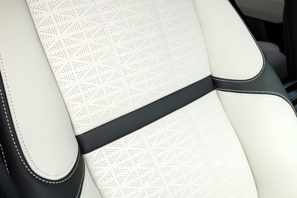 Detalle del patrón de los asientos de cuero, evidenciando el cuidado en el diseño del Velar Híbrido.