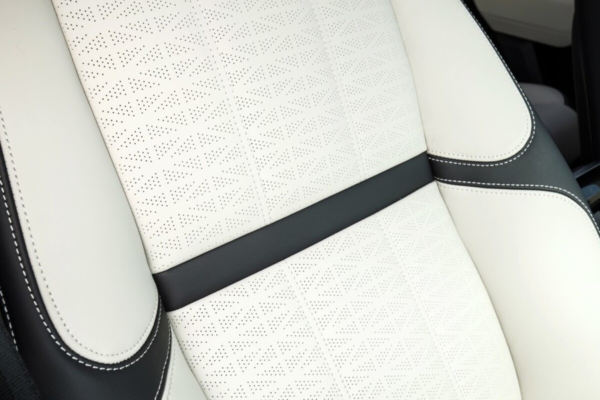 Detalle del patrón de los asientos de cuero, evidenciando el cuidado en el diseño del Velar Híbrido. Detalle del patrón de los asientos de cuero, evidenciando el cuidado en el diseño del Velar Híbrido.