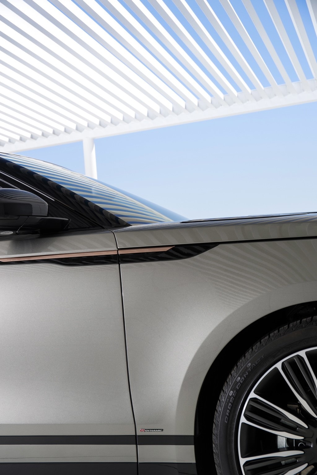 Vista lateral del Range Rover Velar Híbrido, destacando su diseño limpio y moderno.