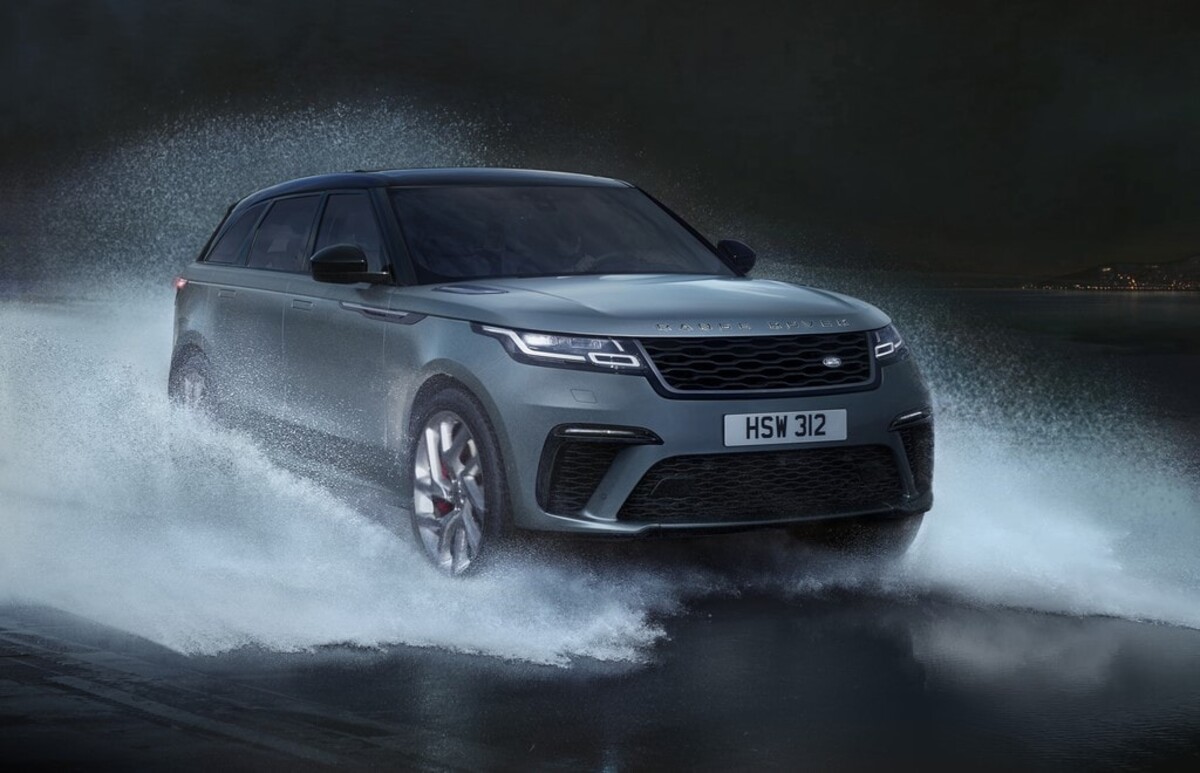 Imagen dinámica del Range Rover Velar atravesando agua. Imagen dinámica del Range Rover Velar atravesando agua.