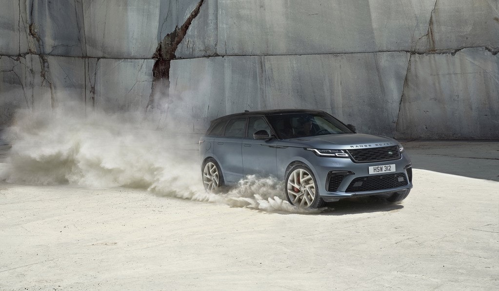 Range Rover Velar en acción sobre una superficie arenosa.