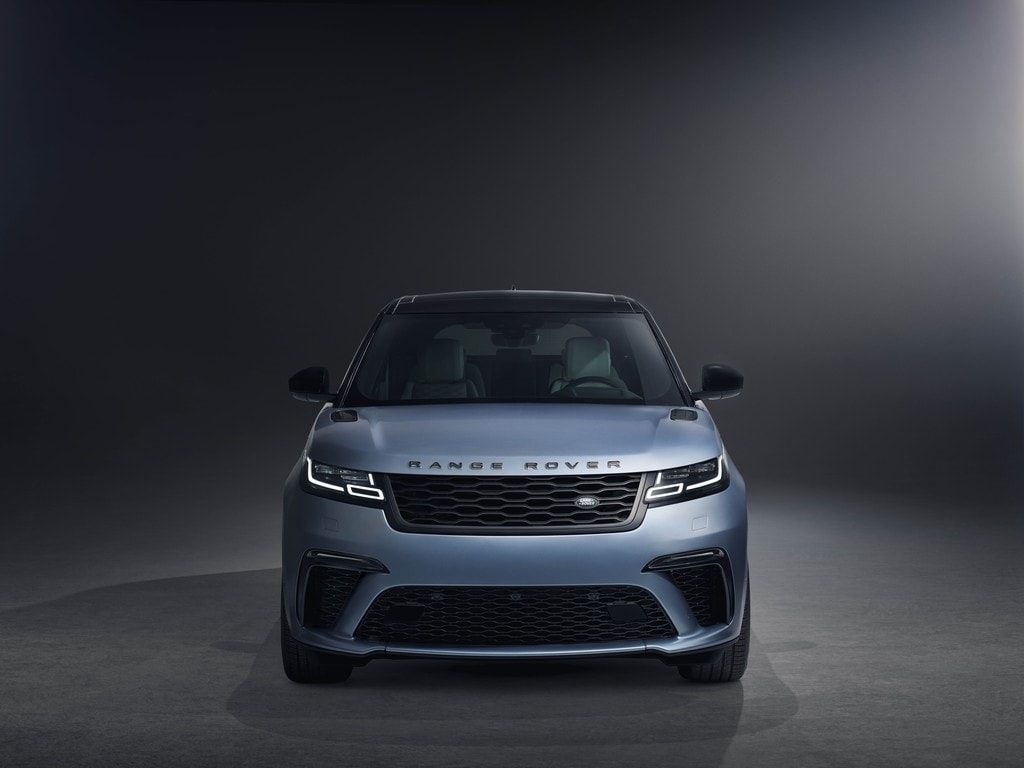 Vista frontal serena del Range Rover Velar, destacando su diseño limpio.