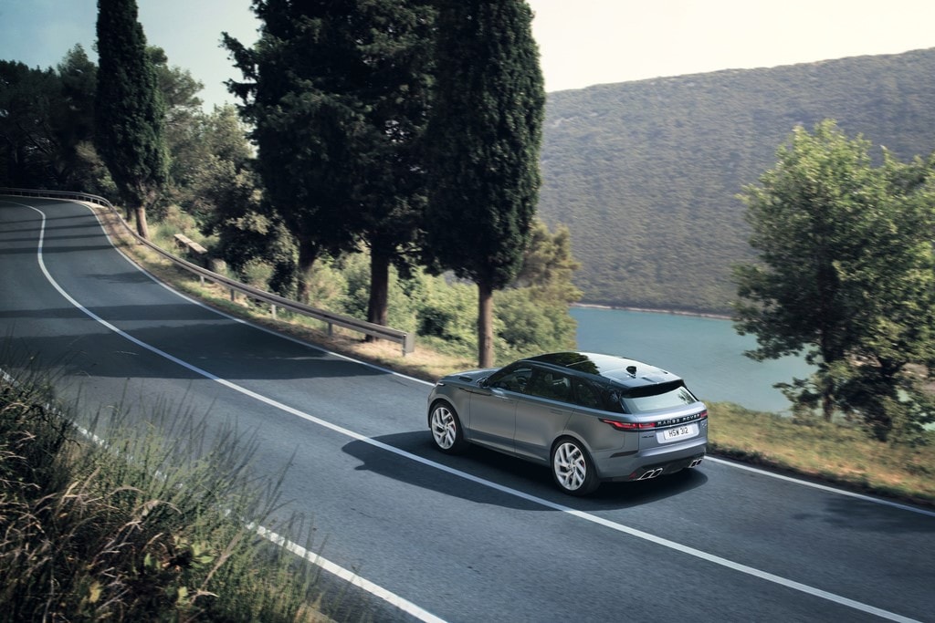 Range Rover Velar mostrando su silueta trasera en un entorno natural.