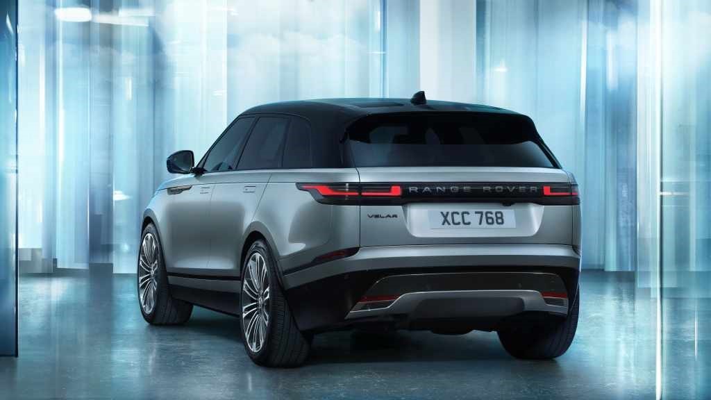 Vista trasera del Range Rover Velar, destacando su diseño de luces y líneas.