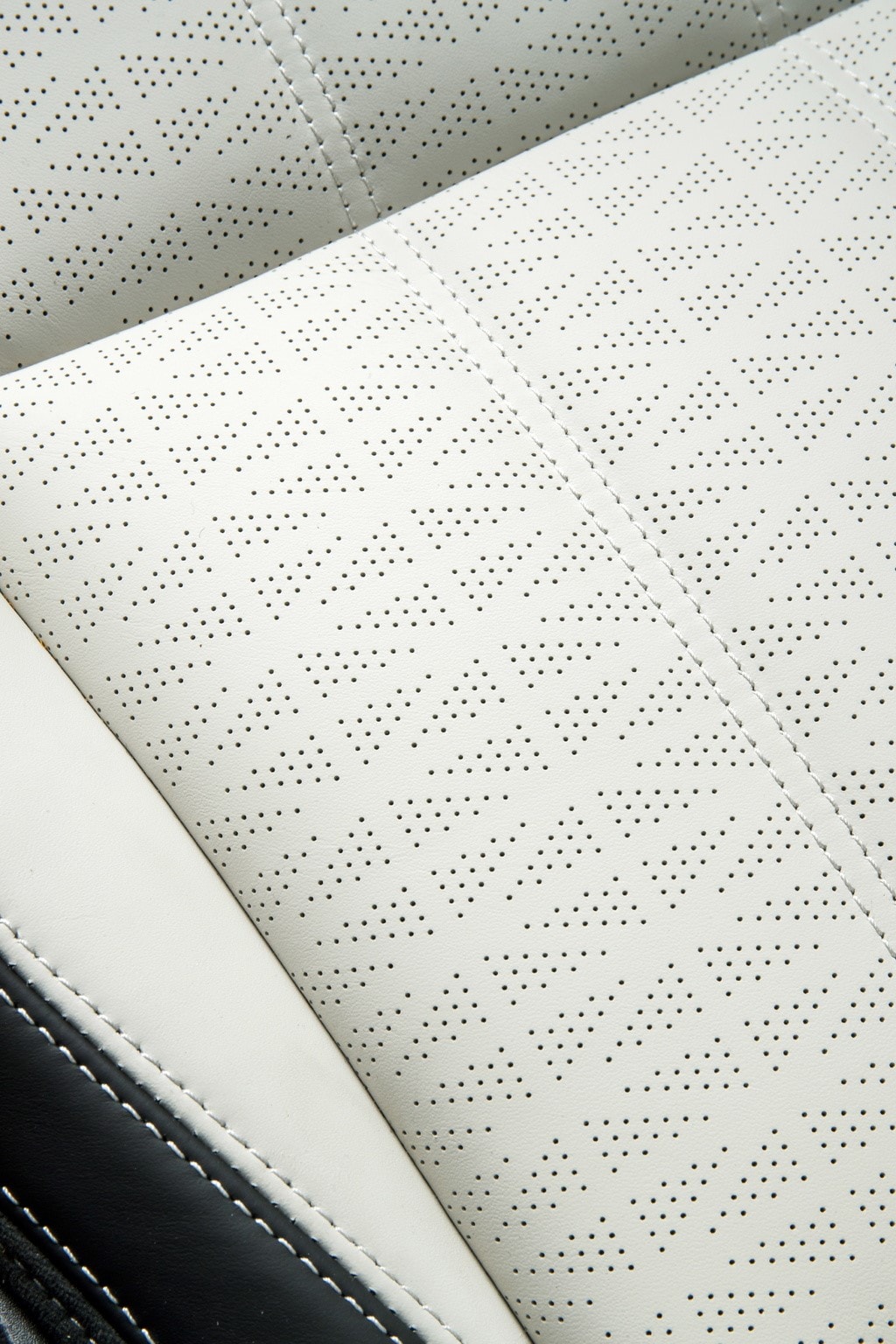 Primer plano de la textura y el acabado de los asientos de cuero del Velar Híbrido.