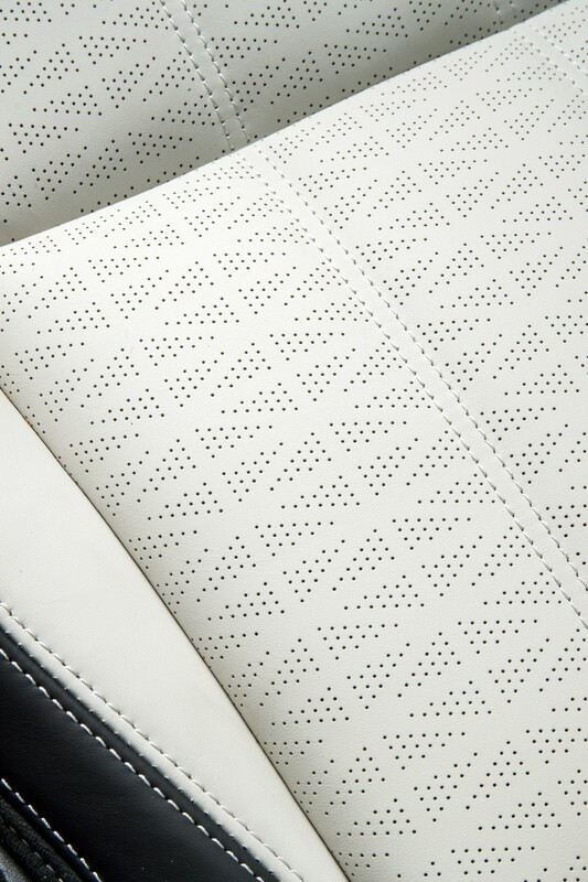Primer plano de la textura y el acabado de los asientos de cuero del Velar Híbrido. Primer plano de la textura y el acabado de los asientos de cuero del Velar Híbrido.