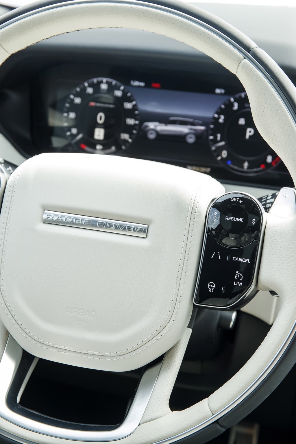 Detalle del volante y el cuadro de instrumentos digitales del Range Rover Velar Híbrido.