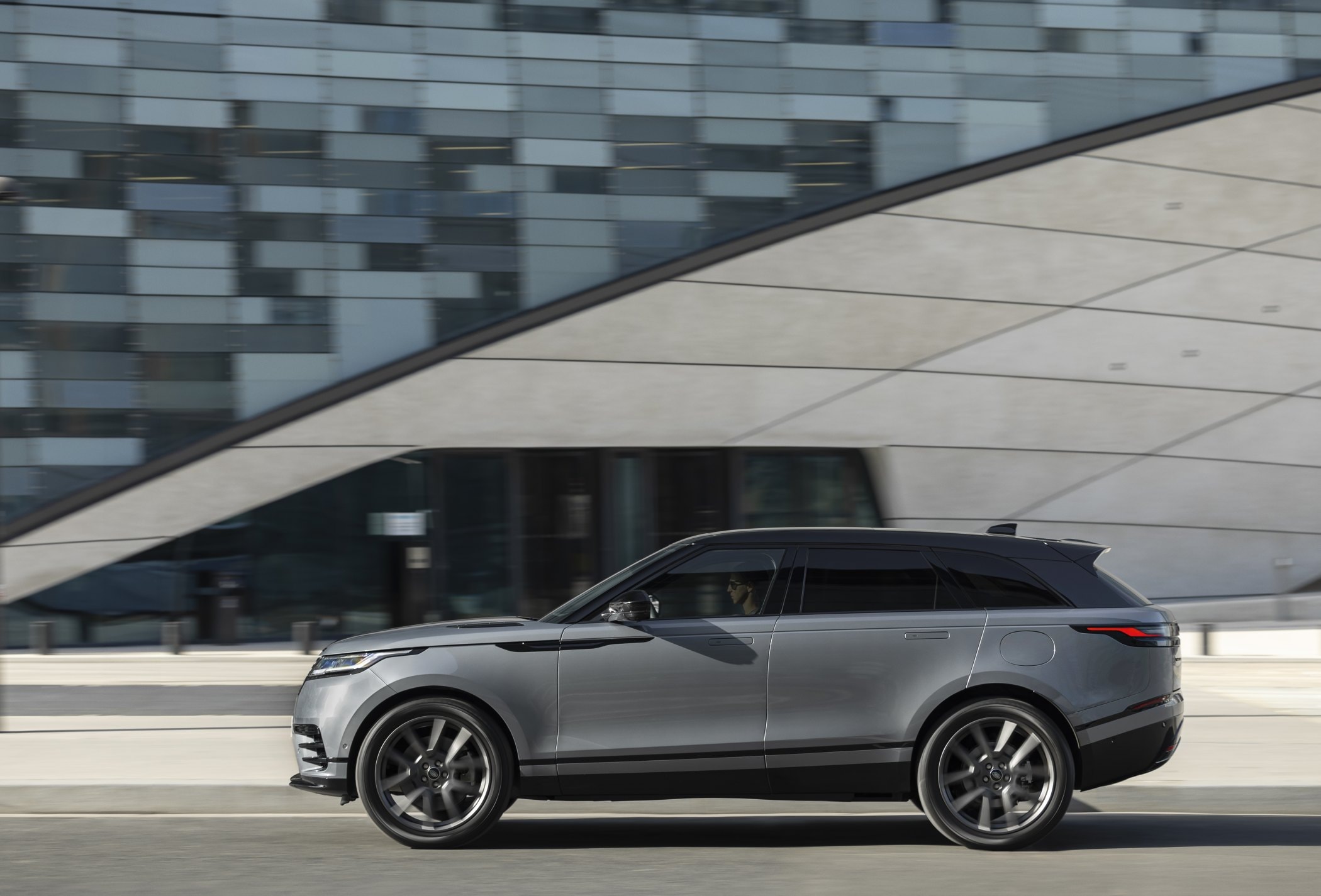 Range Rover Velar en una hermosa estructura arquitectónica, resaltando su diseño.