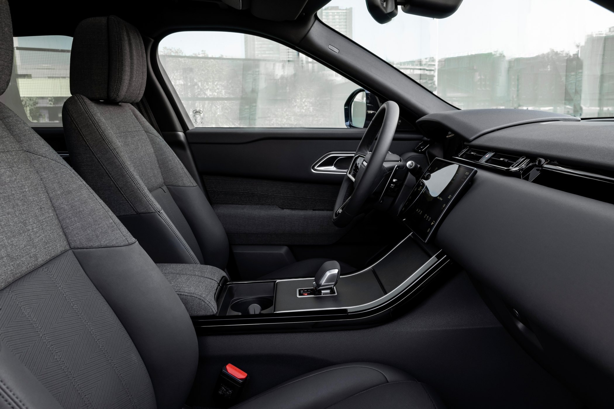 El Range Rover Velar en un campo de vides, mostrando su versatilidad y estilo.