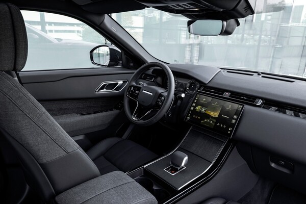 Vista lateral del Range Rover Velar en carga, con un diseño elegante y moderno. Vista lateral del Range Rover Velar en carga, con un diseño elegante y moderno.