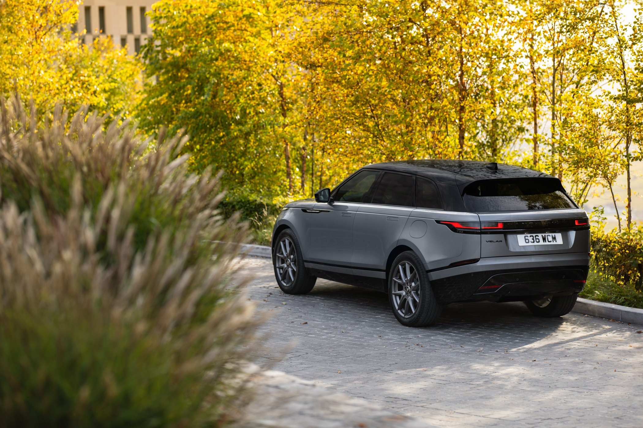 Vista trasera del Range Rover Velar, mostrando sus líneas fluidas y sofisticadas.