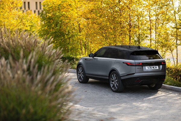 Vista trasera del Range Rover Velar, mostrando sus líneas fluidas y sofisticadas. Vista trasera del Range Rover Velar, mostrando sus líneas fluidas y sofisticadas.