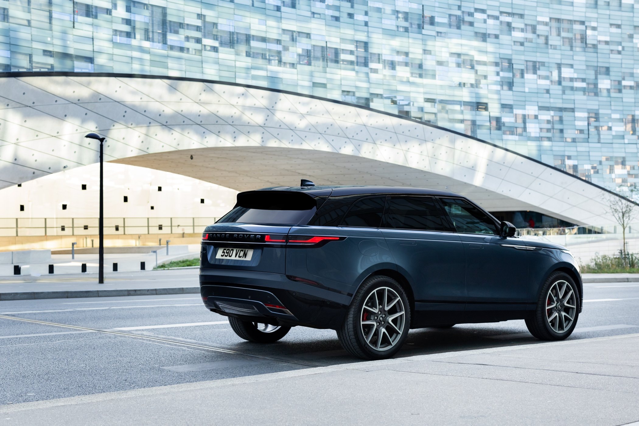 Vista lateral trasera que resalta el diseño elegante del Range Rover Velar.
