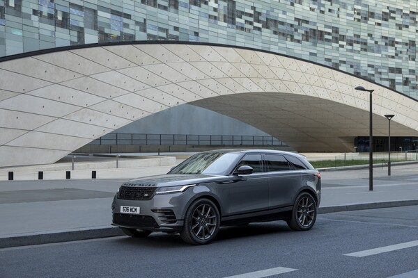 Primer plano de los faros del Range Rover Velar, con iluminación LED innovadora. Primer plano de los faros del Range Rover Velar, con iluminación LED innovadora.