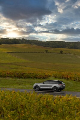 Espacio interior del Range Rover Velar, resaltando diseño y tecnología. Espacio interior del Range Rover Velar, resaltando diseño y tecnología.