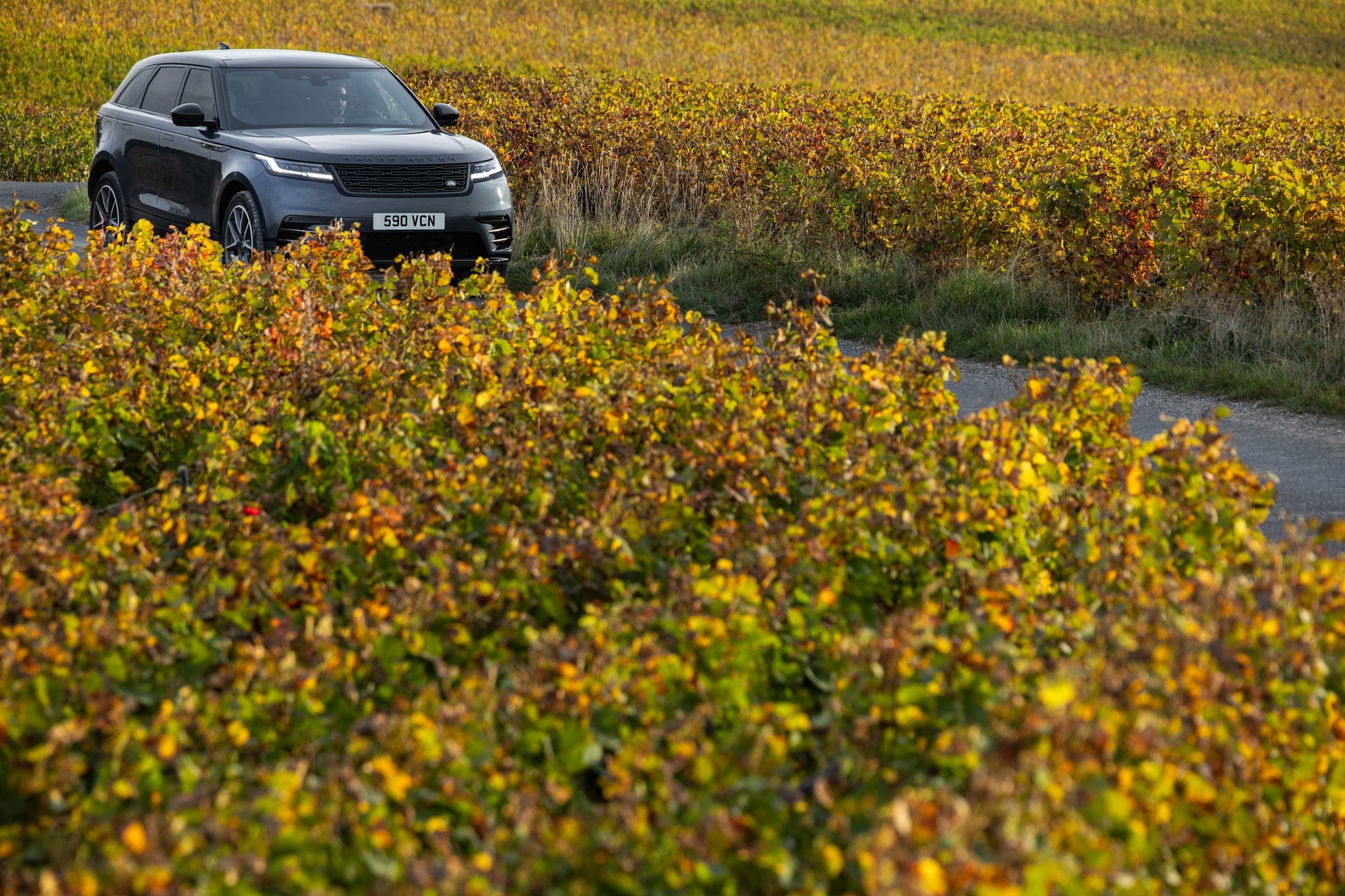 Interior del Range Rover Velar destacando los asientos y tecnología avanzada.