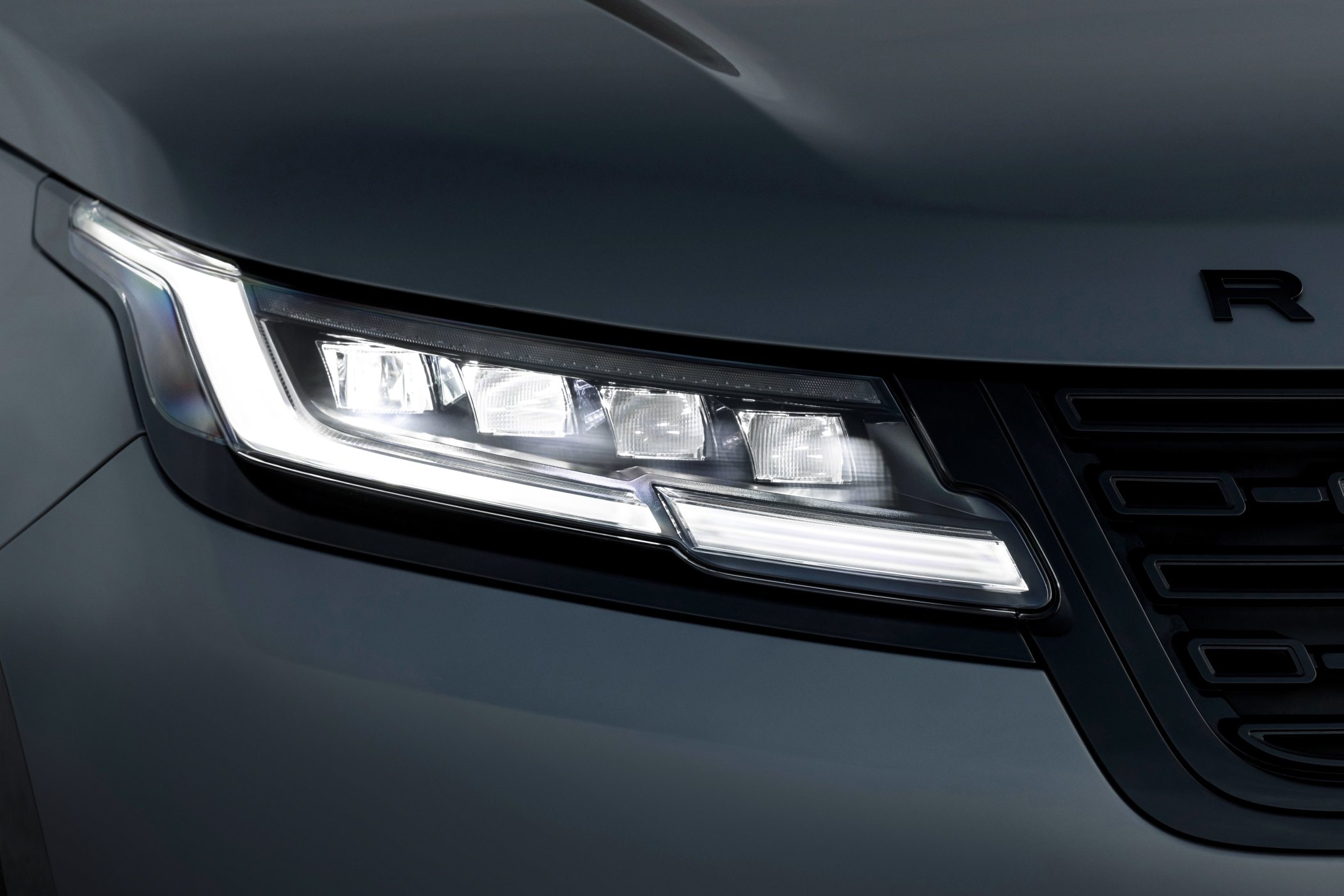 El elegantísimo Range Rover Velar en un entorno otoñal, combinando naturaleza y diseño.