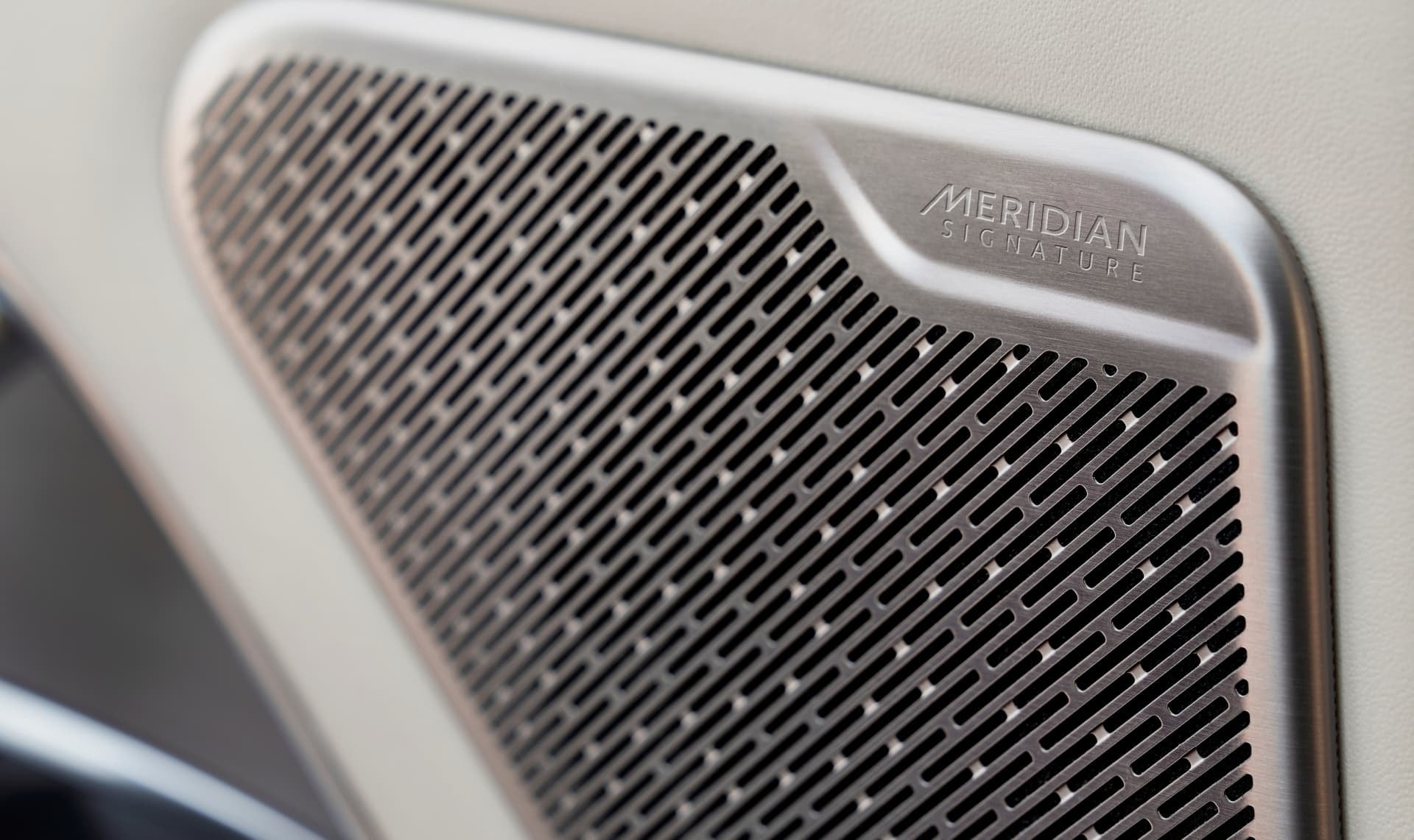 Detalle del altavoz Meridian de alta fidelidad en el interior.