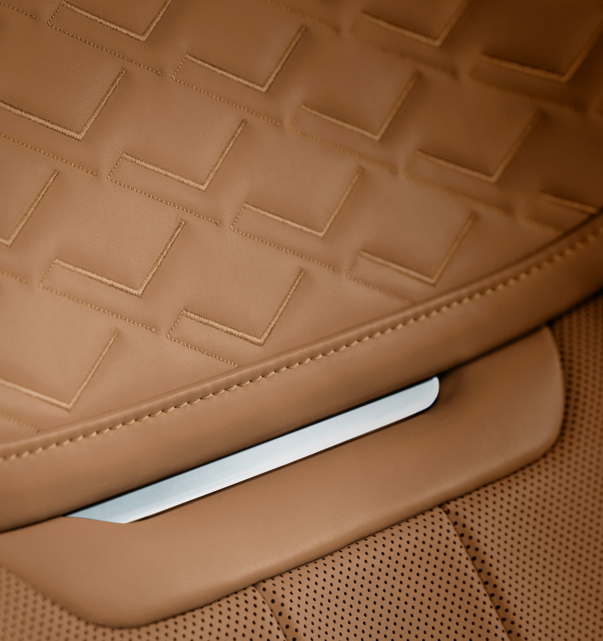 Acabado del asiento Range Rover con patrón de rombos y detalle de iluminación.