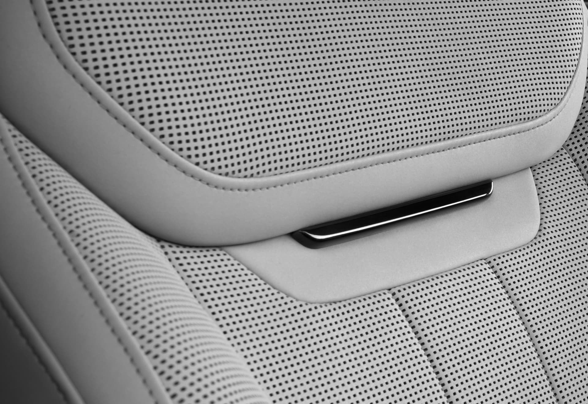 Detalle de la textura y estilismo superior del asiento Range Rover.