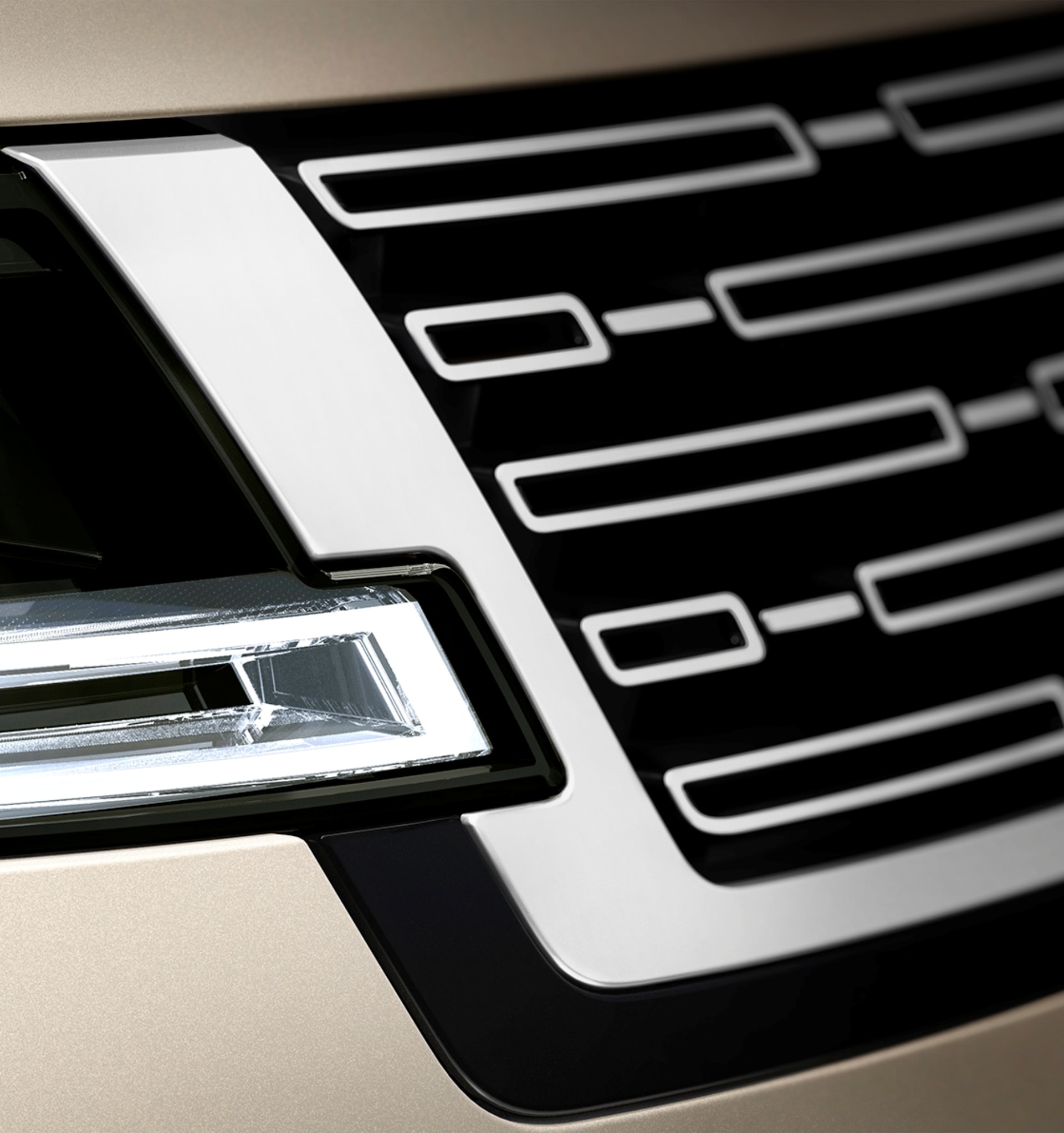 Primer plano de la parrilla delantera Range Rover, resaltando su identidad de marca.