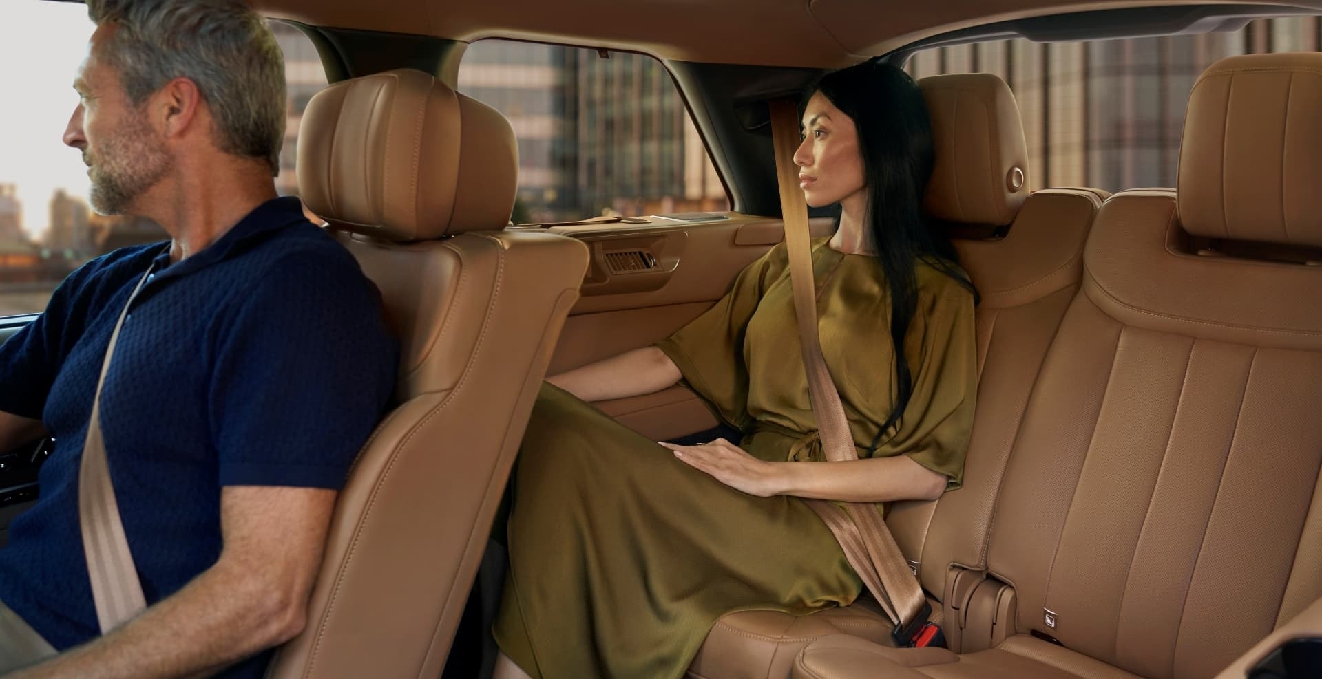 Espaciosa área trasera del Range Rover con asientos de cuero premium.