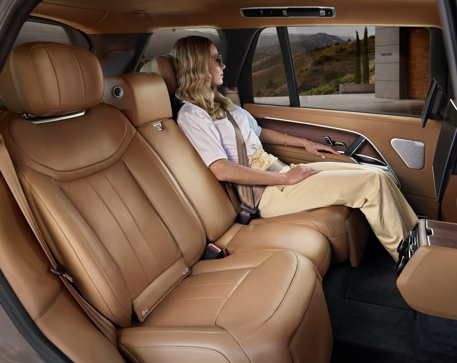 Vista del habitáculo con asientos de cuero y acabados premium.