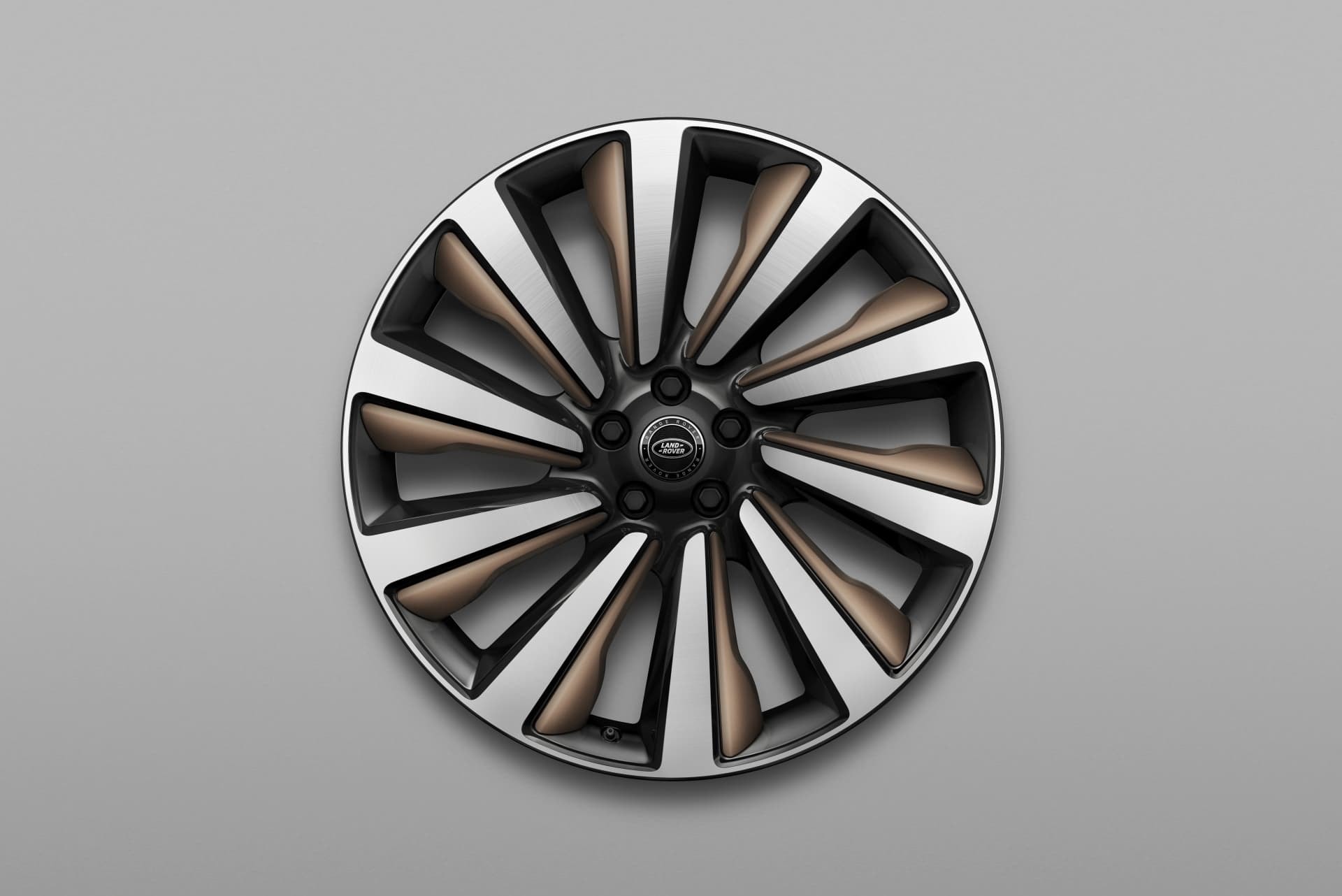 Detalle de la llanta de aleación del Range Rover, subrayando su elegante diseño.