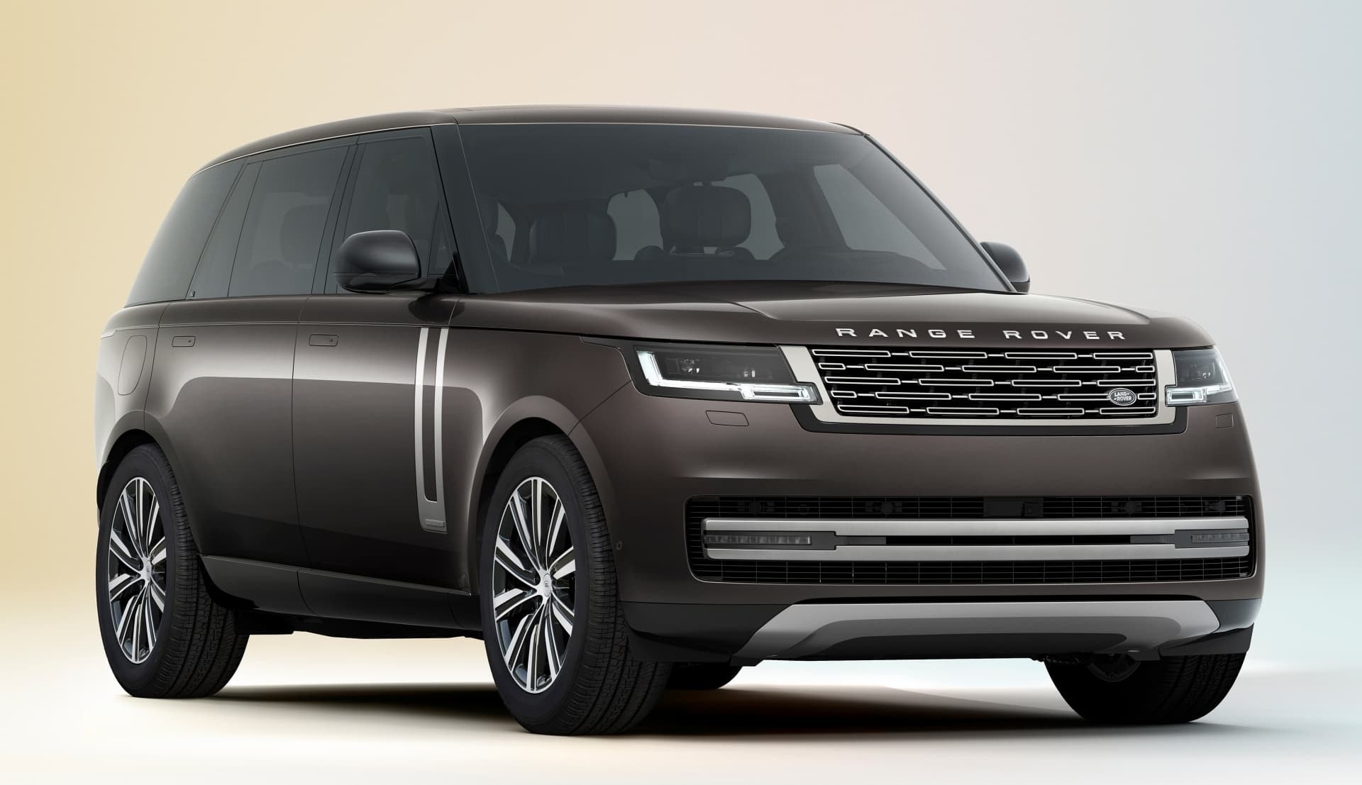 Vista frontal del nuevo Range Rover destacando su diseño robusto.