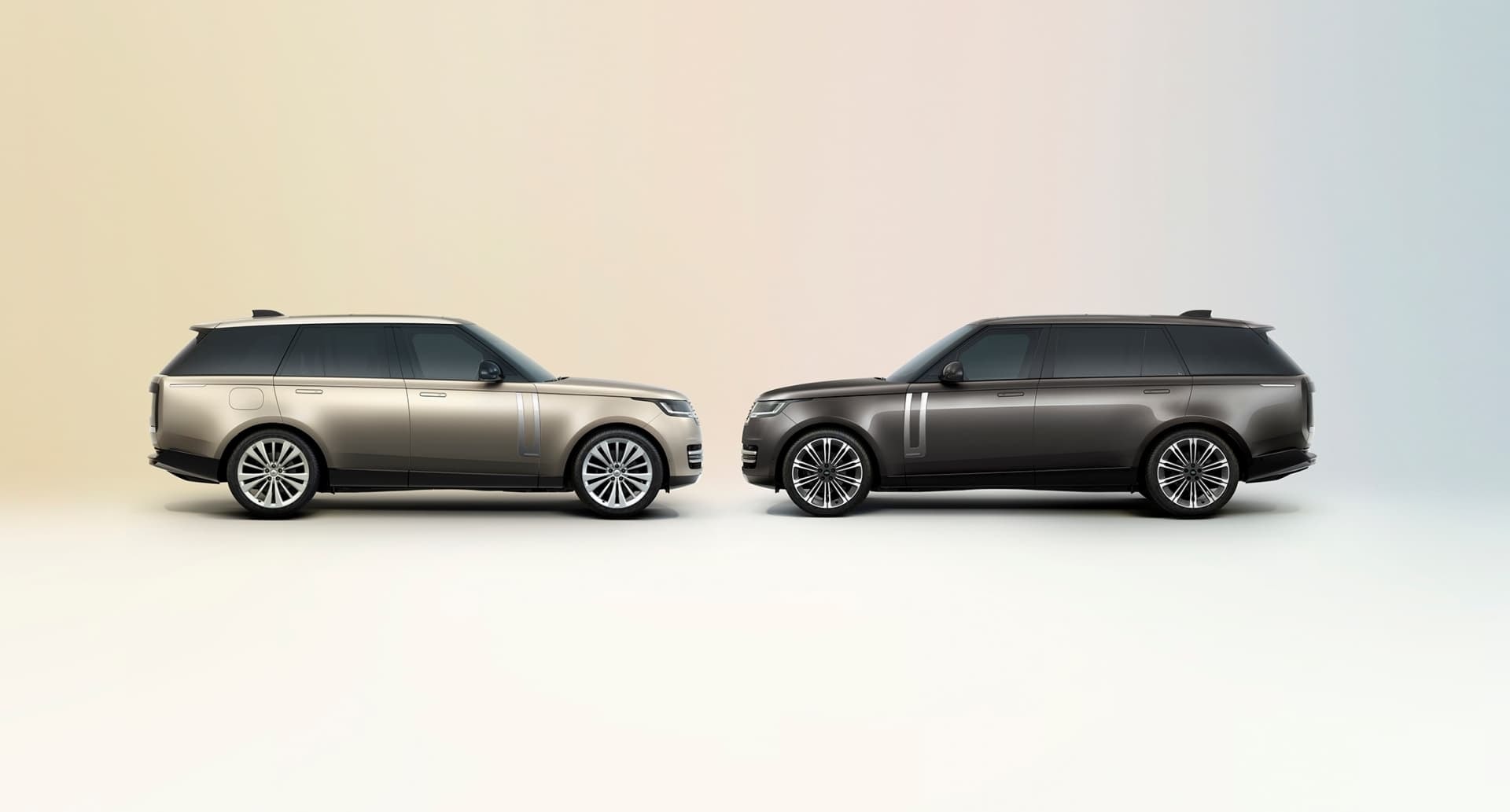 Comparativa lateral de dos modelos de Range Rover mostrando su diseño exterior.