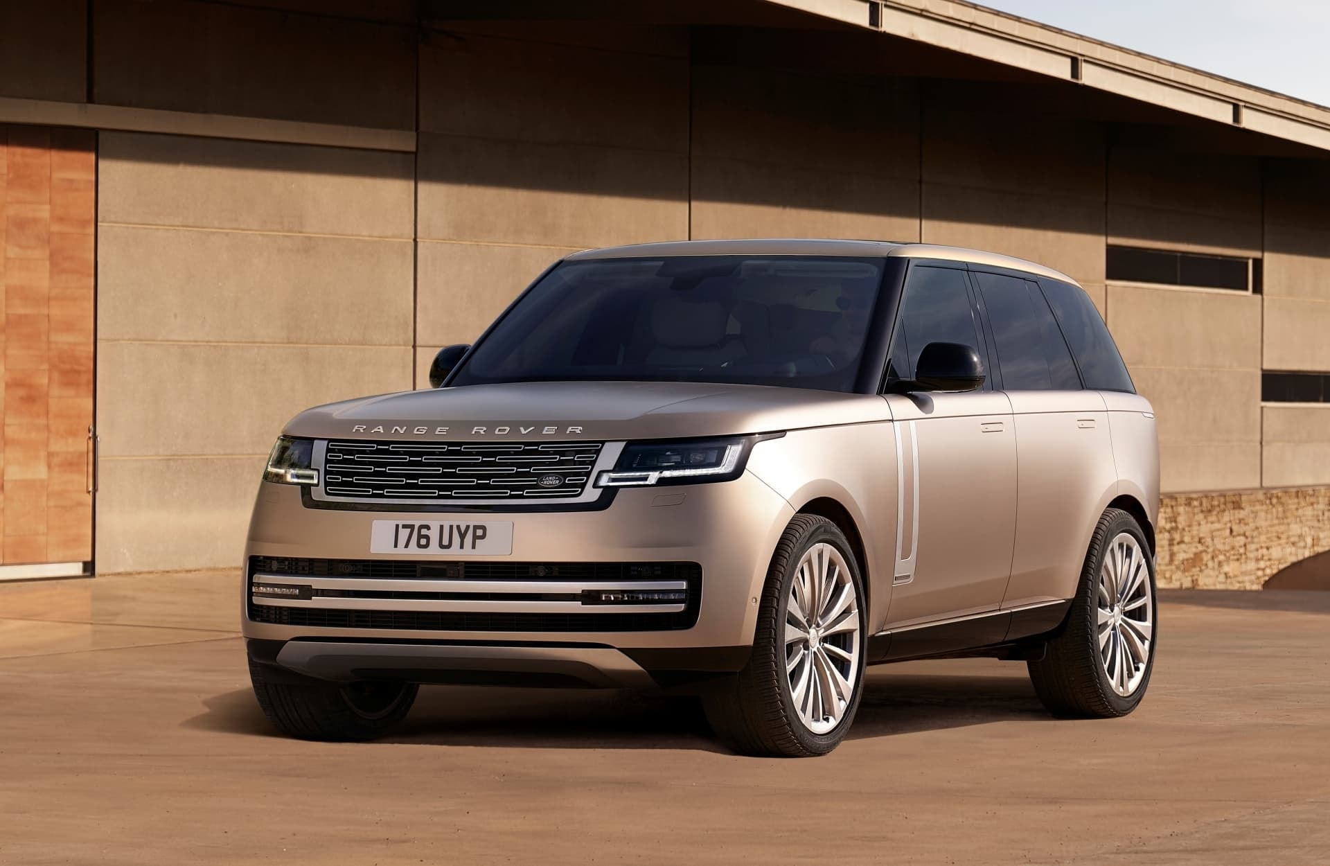 Vista frontal del Range Rover frente a una arquitectura moderna.