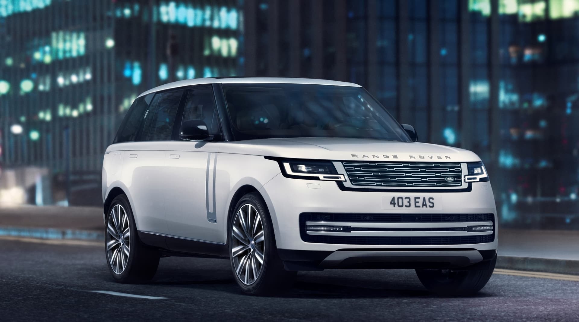 Frontal del Range Rover con faros LED y rejilla característica en un entorno urbano.